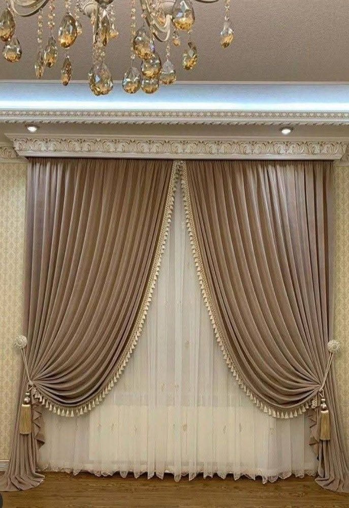 ستارة ذهبية بشراريب كحلية
