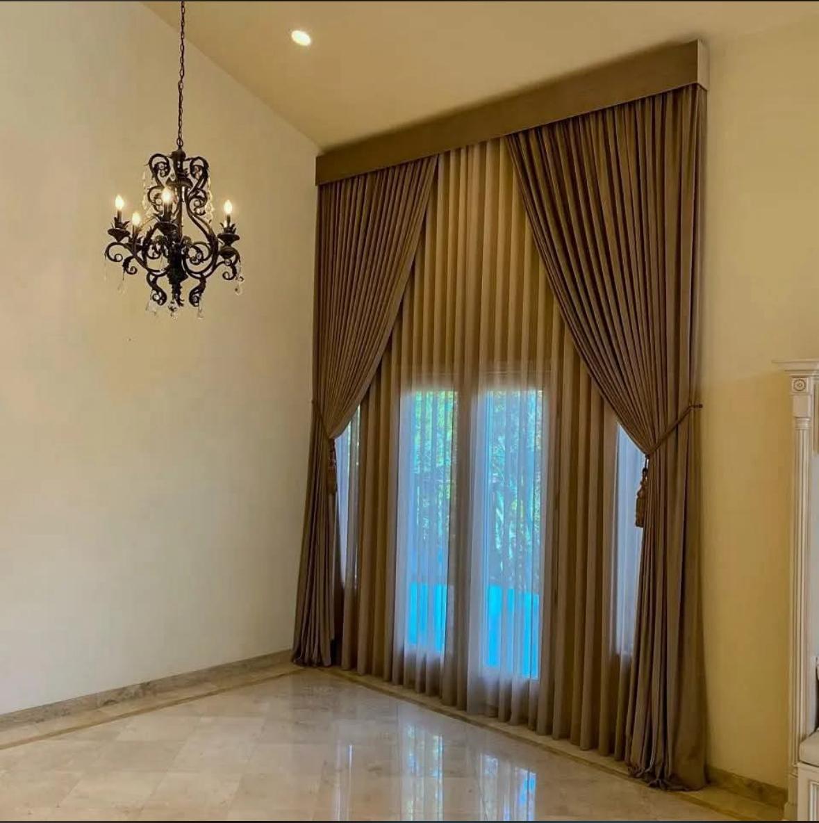 Traditional majlis interior design Riyadh — elegant Saudi Arabian sitting room with bespoke curtains